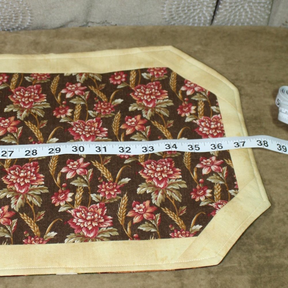 Hand-Crafted Table Linen Reversible Fall/Christmas - Picture 6 of 7